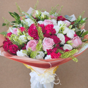 Floral bouquet with single stem and spray roses, lisianthus and carnations