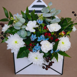 Floral envelope, with carnation, hypericum, chrysanthemum and oxypetlum