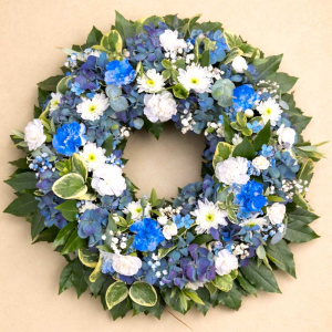 circular spray of white and blue flowers