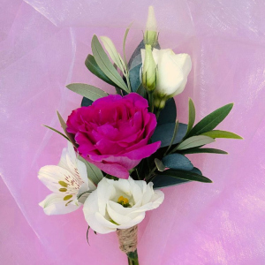 single red rose in posy